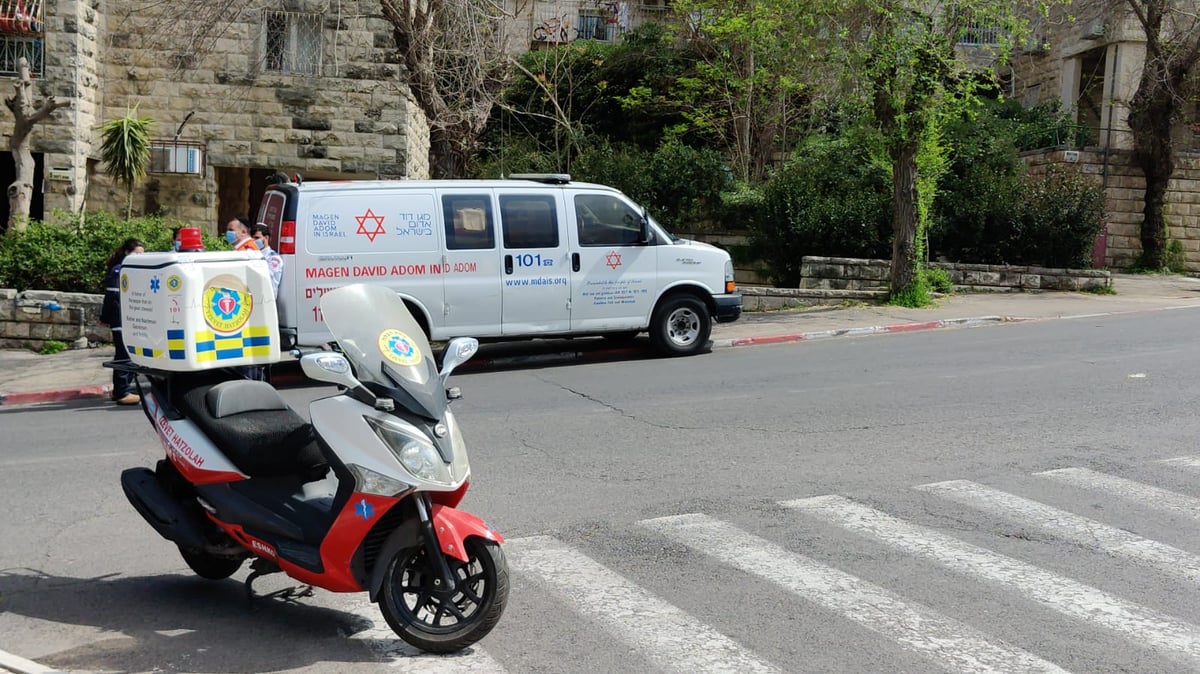 לעיני אחותו: פעוט התפרץ לכביש ונפצע בראשו מפגיעת רכב