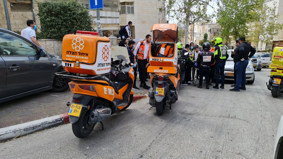 לעיני אחותו: פעוט התפרץ לכביש ונפצע בראשו מפגיעת רכב