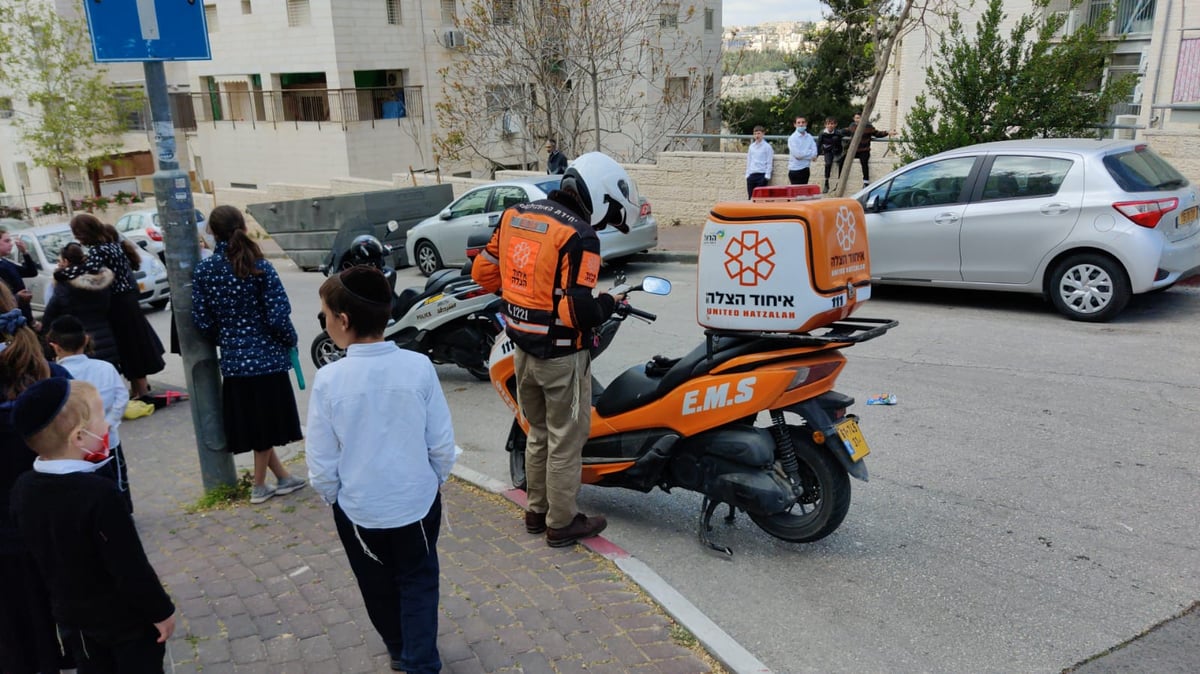 לעיני אחותו: פעוט התפרץ לכביש ונפצע בראשו מפגיעת רכב