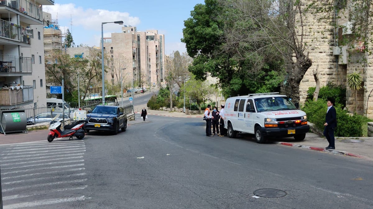 לעיני אחותו: פעוט התפרץ לכביש ונפצע בראשו מפגיעת רכב