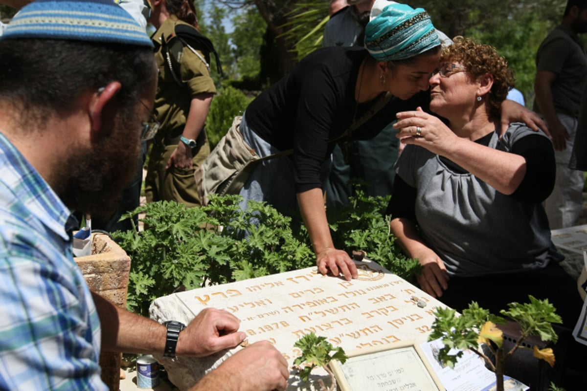 מרים פרץ על קבר בנה אלירז הי"ד