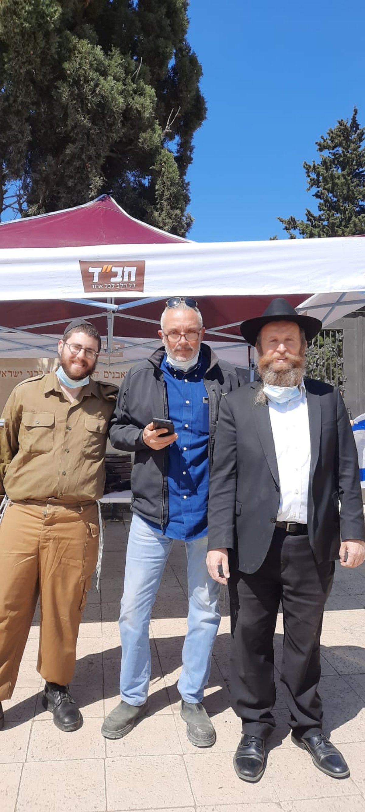 בני המשפחות השכולות מניחים תפילין לזכרם של הקדושים