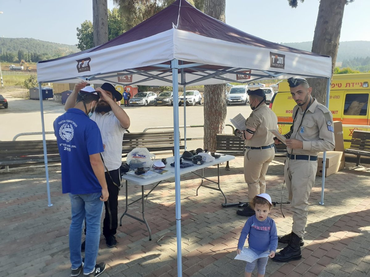 בני המשפחות השכולות מניחים תפילין לזכרם של הקדושים