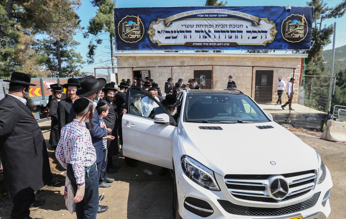 תיעוד ממירון: האדמו"ר מויז'ניץ קבע מזוזה