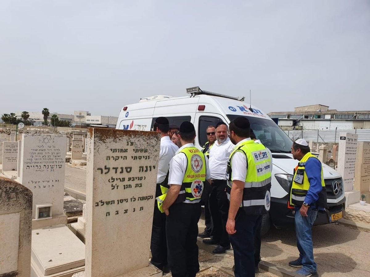 המצבה שריגשה: המתנדבים הגיעו להתפלל