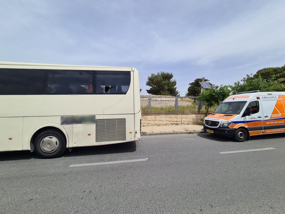 אישה נפצעה מידוי אבנים על אוטובוס בירושלים