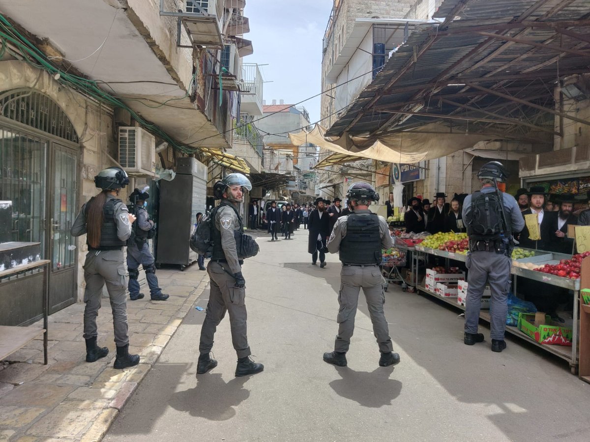 שוטרים פרצו לבית; החשוד התחפש לאישה