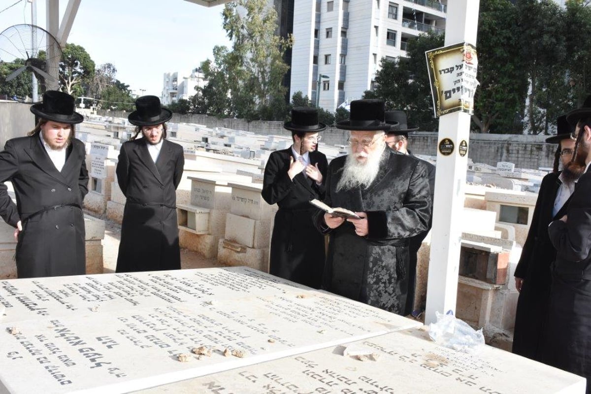 האדמו"ר משאץ עלה לציון אביו זצוק"ל