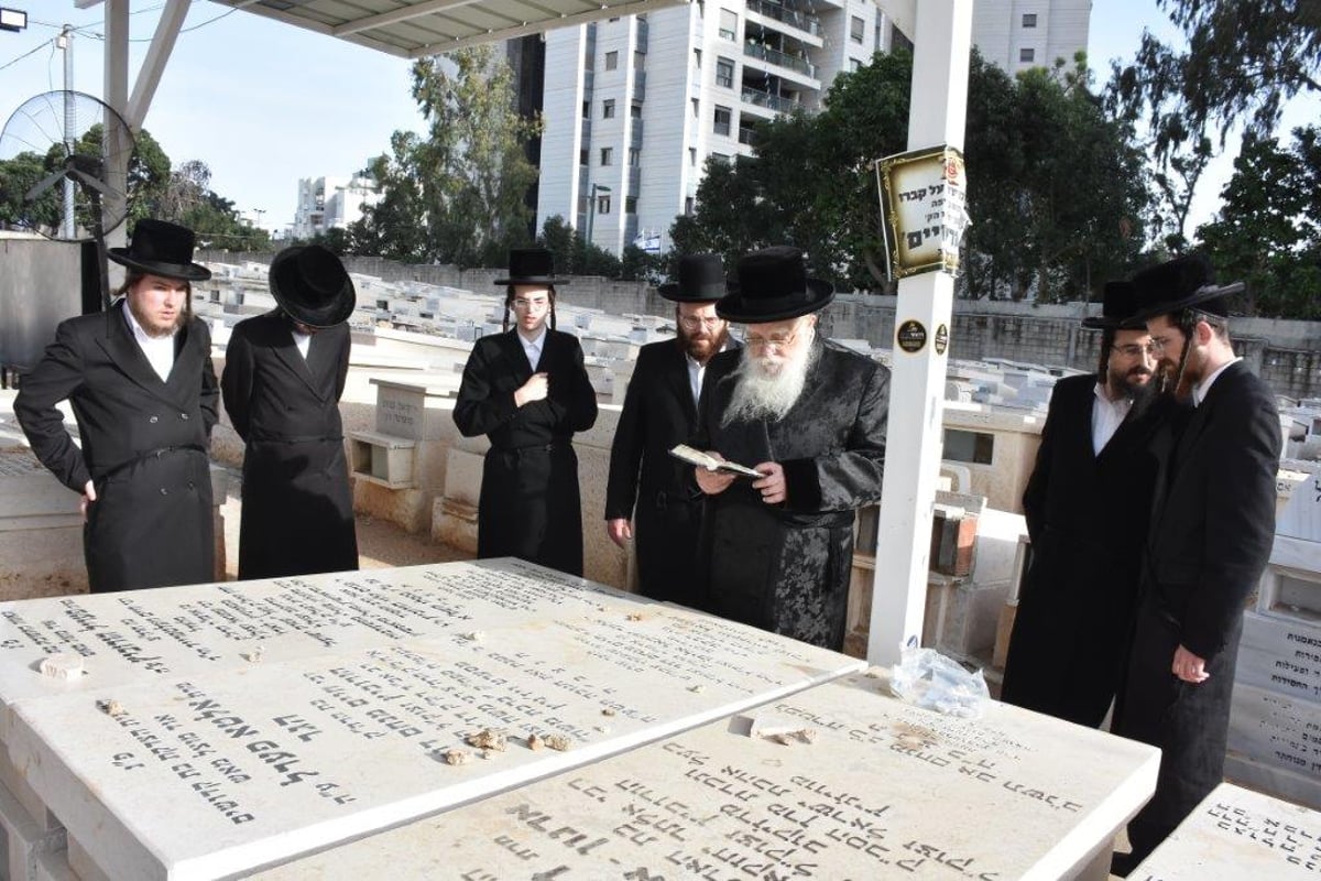 האדמו"ר משאץ עלה לציון אביו זצוק"ל