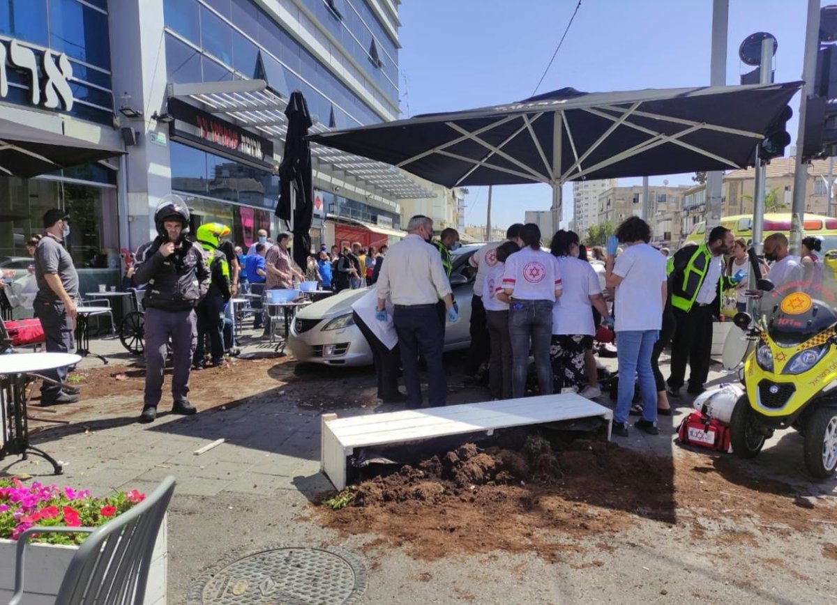 רכב נכנס במסעדה; תשעה בני אדם נפצעו