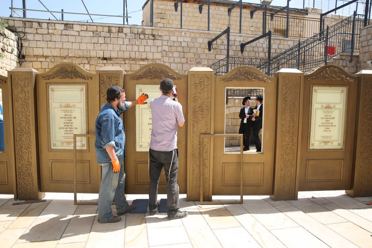 צפו: מחיצת הפרדה חדשה בחצר ציון הרשב"י