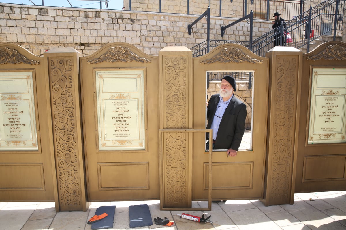 צפו: מחיצת הפרדה חדשה בחצר ציון הרשב"י