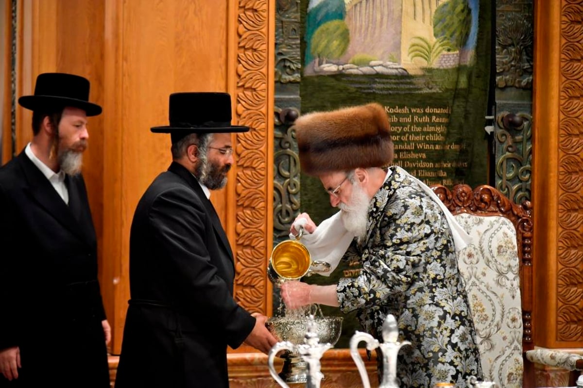 תיעוד; 'טיש' חסידי במערת המכפלה בחברון