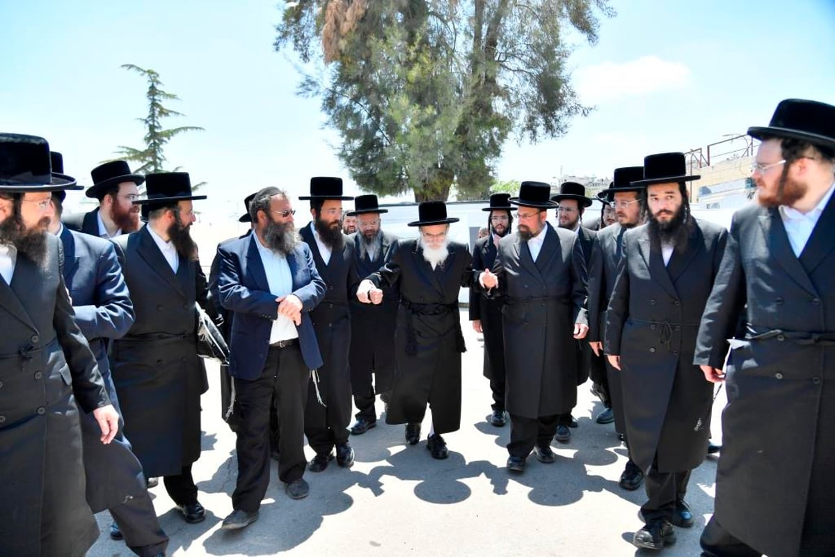 תיעוד; 'טיש' חסידי במערת המכפלה בחברון