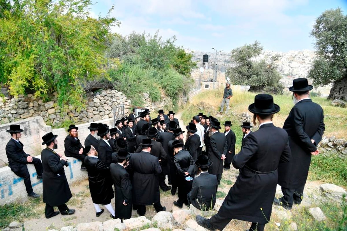 תיעוד; 'טיש' חסידי במערת המכפלה בחברון