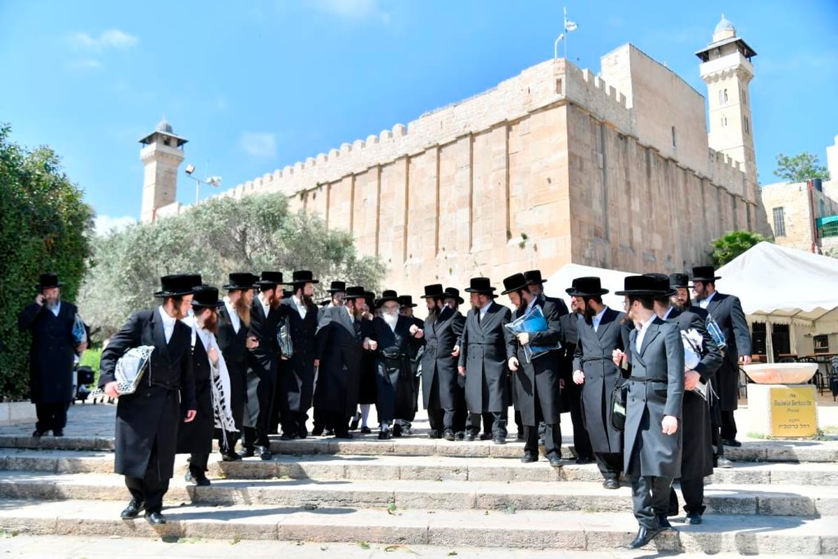 תיעוד; 'טיש' חסידי במערת המכפלה בחברון