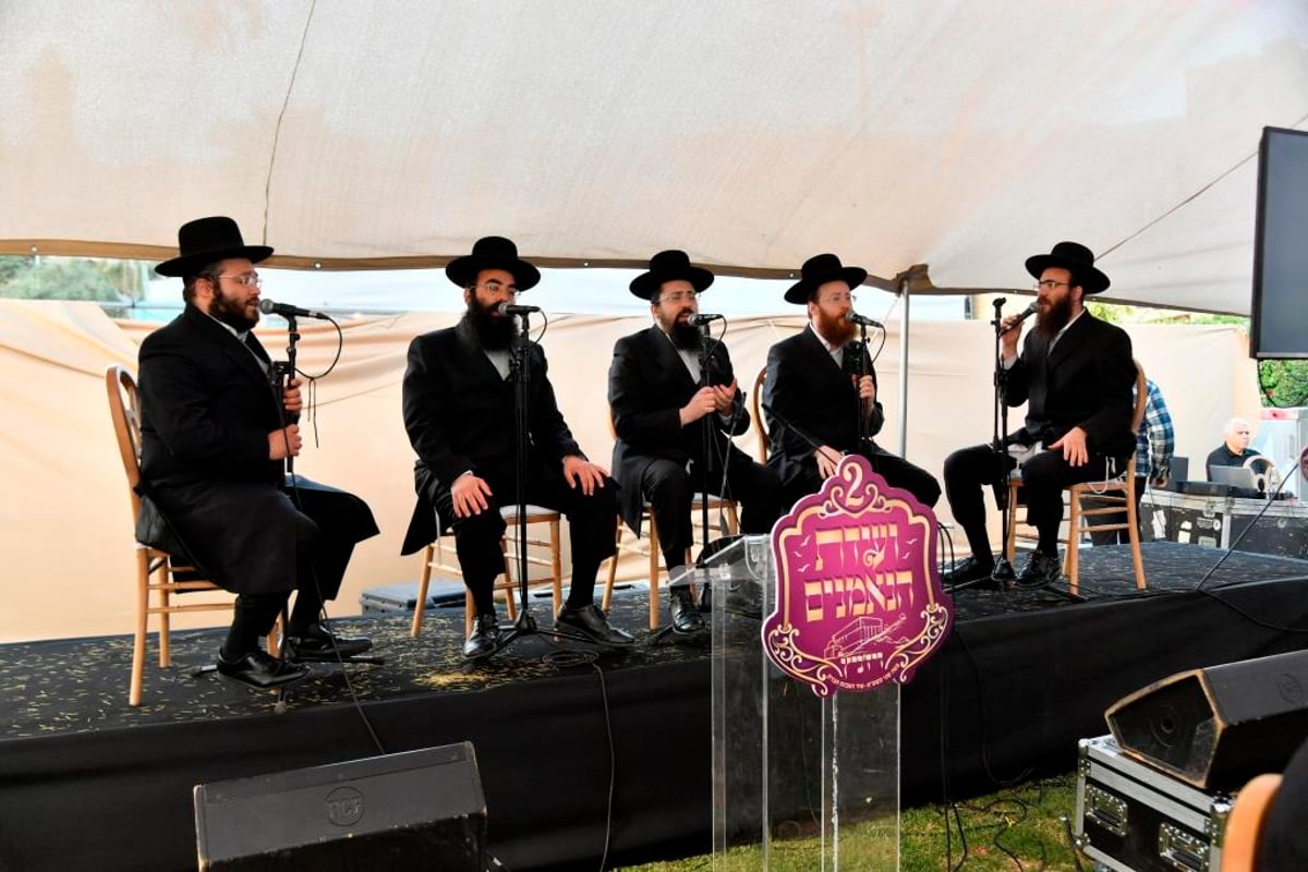 תיעוד; 'טיש' חסידי במערת המכפלה בחברון