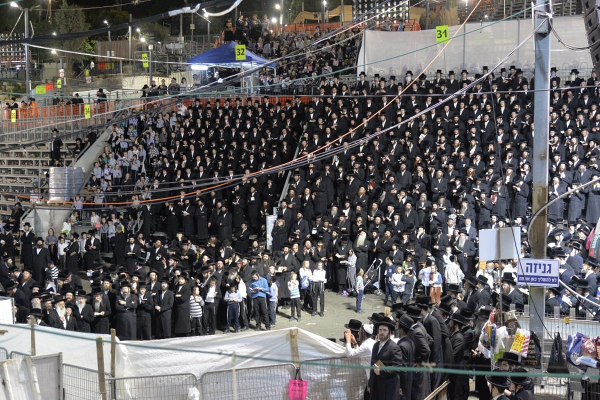 תפילות ושירה: האדמו"ר מדאראג עלה עם החסידים למירון