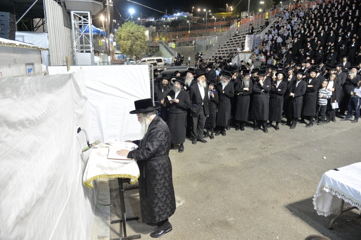 תפילות ושירה: האדמו"ר מדאראג עלה עם החסידים למירון