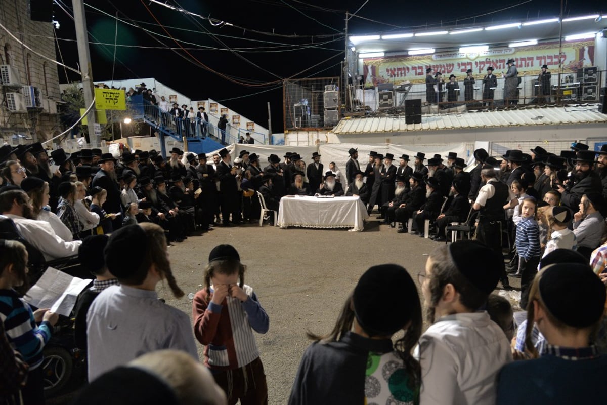 תפילות ושירה: האדמו"ר מדאראג עלה עם החסידים למירון