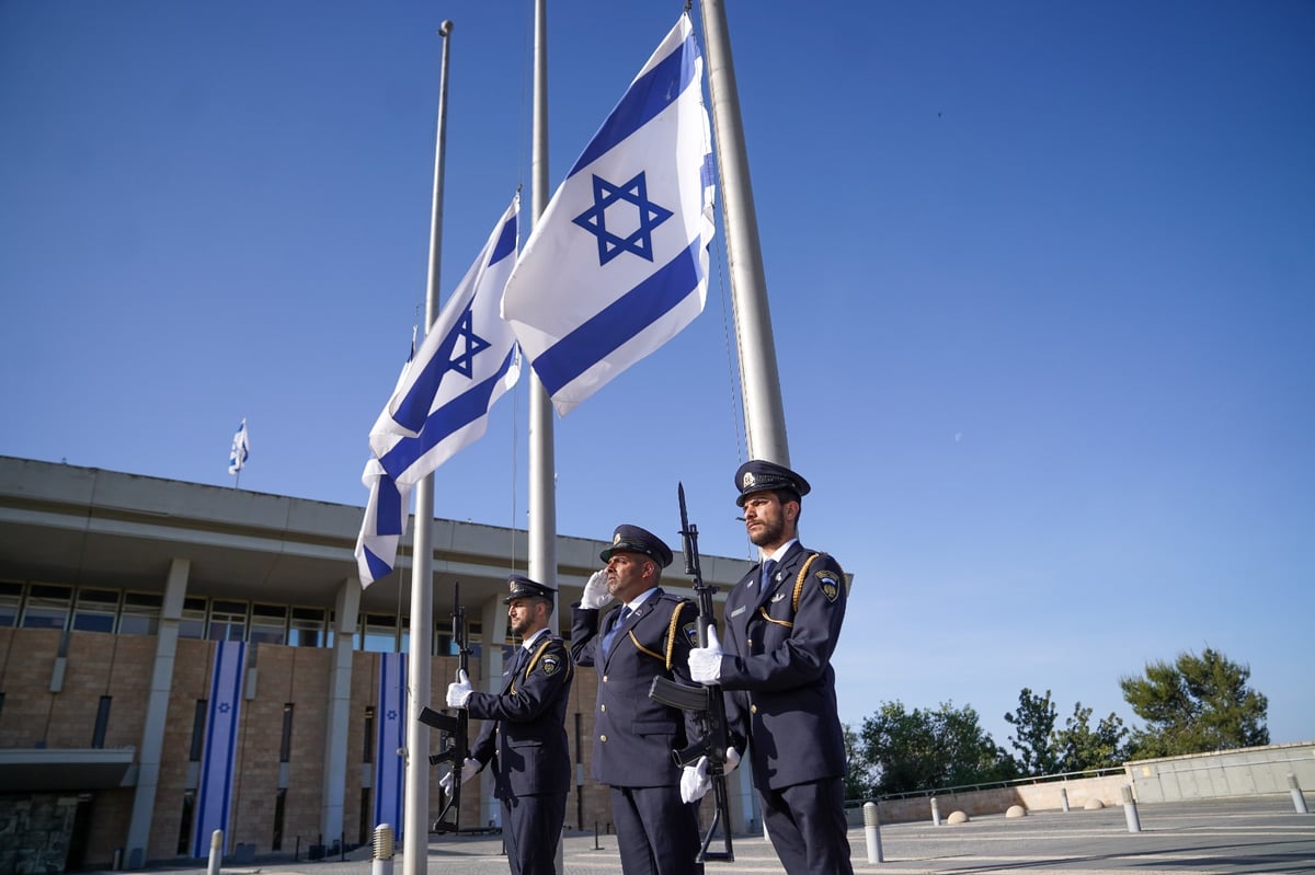 יום האבל הלאומי: הדגלים הורדו לחצי התורן