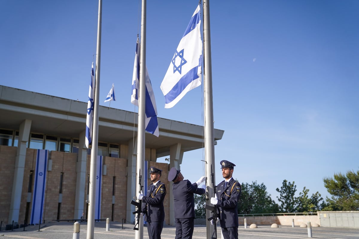 יום האבל הלאומי: הדגלים הורדו לחצי התורן