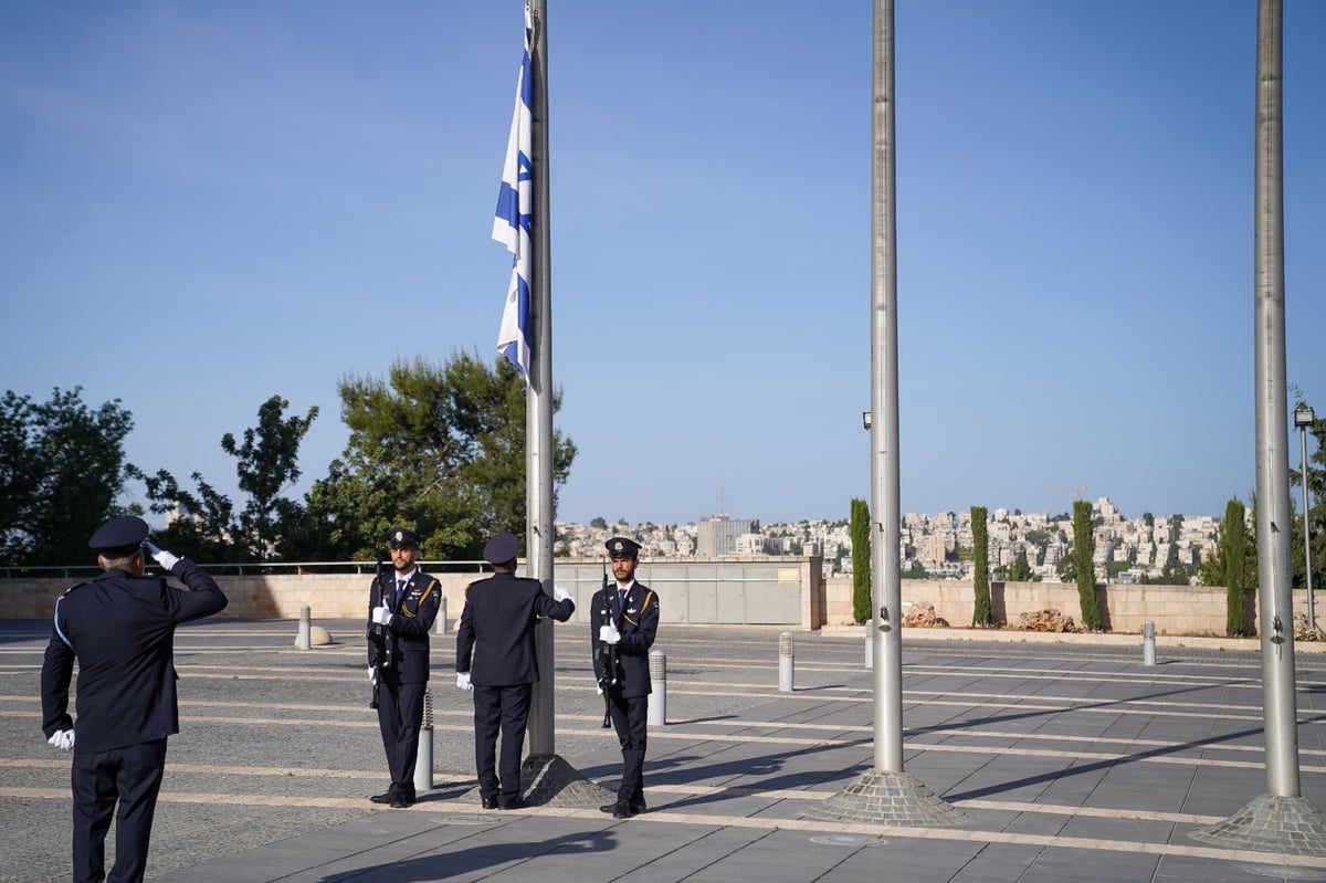 יום האבל הלאומי: הדגלים הורדו לחצי התורן