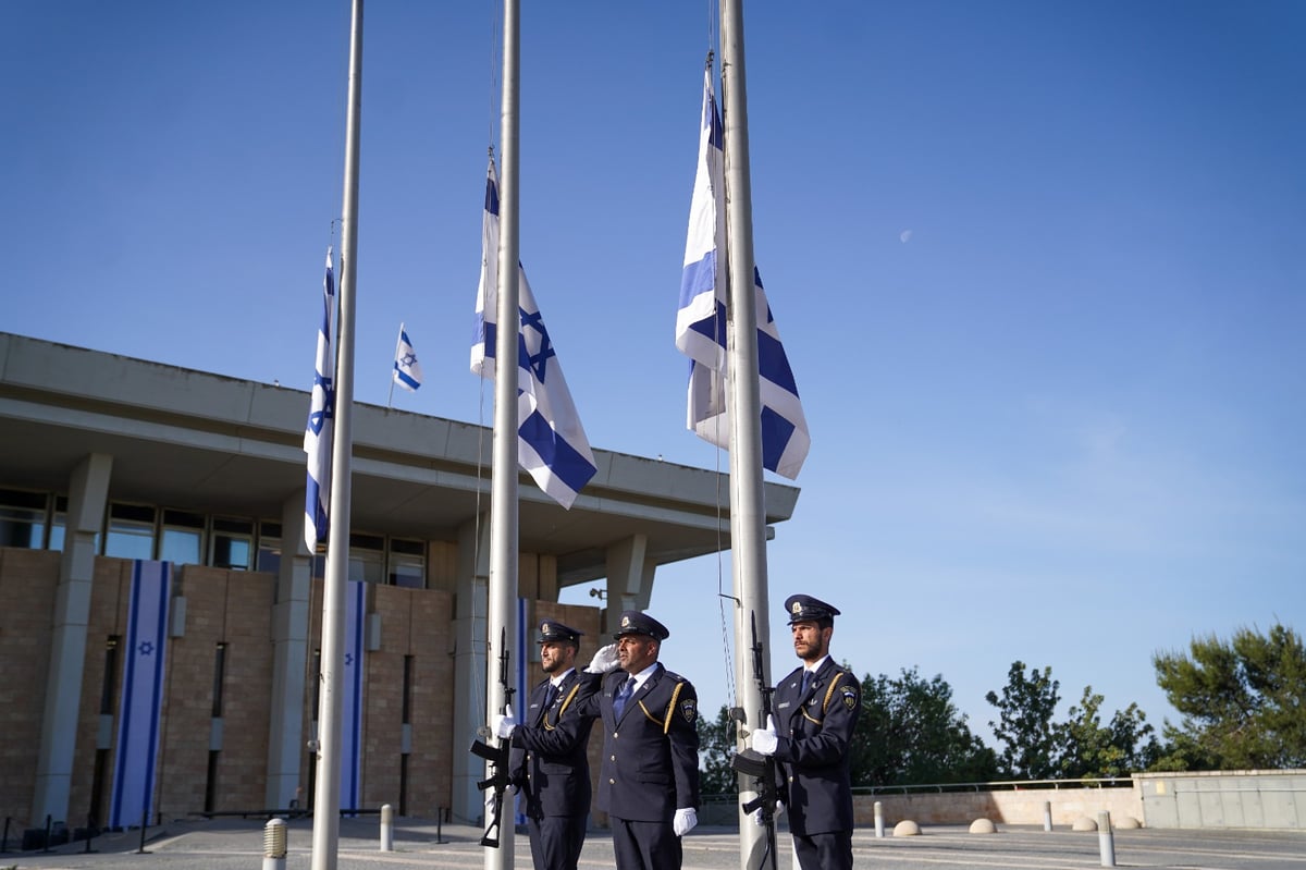 יום האבל הלאומי: הדגלים הורדו לחצי התורן