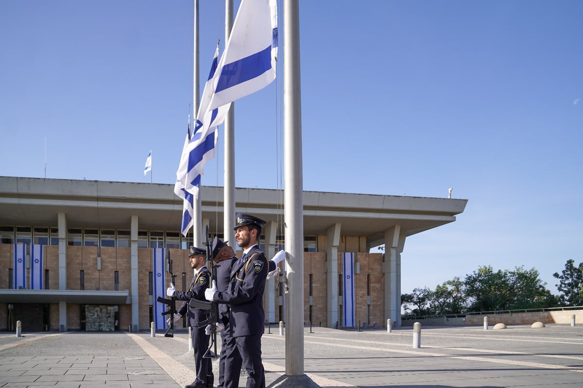 יום האבל הלאומי: הדגלים הורדו לחצי התורן