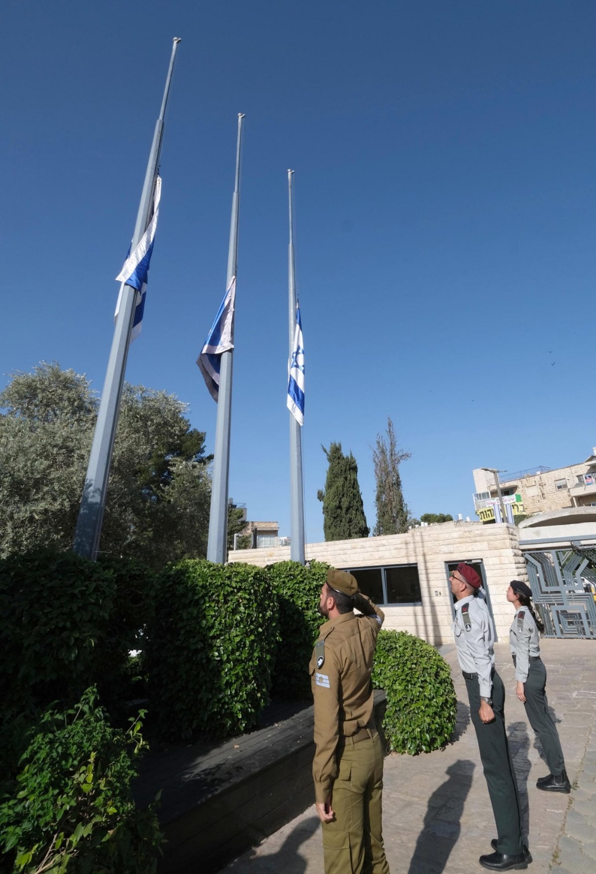 יום האבל הלאומי: הדגלים הורדו לחצי התורן