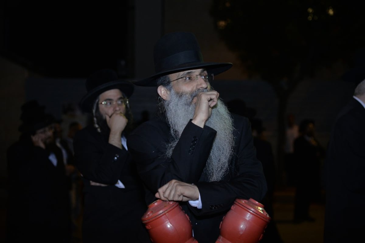 היתומים אמרו קדיש; ההמונים התעוררו. צפו