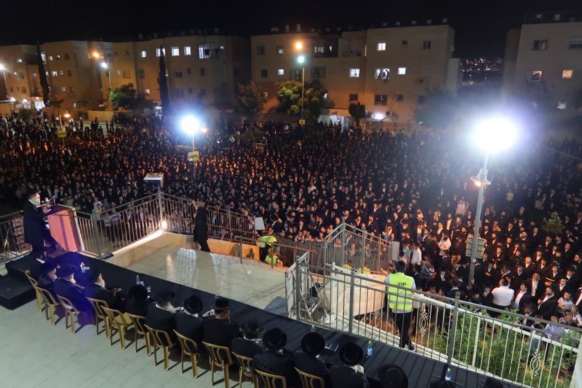 היתומים אמרו קדיש; ההמונים התעוררו. צפו