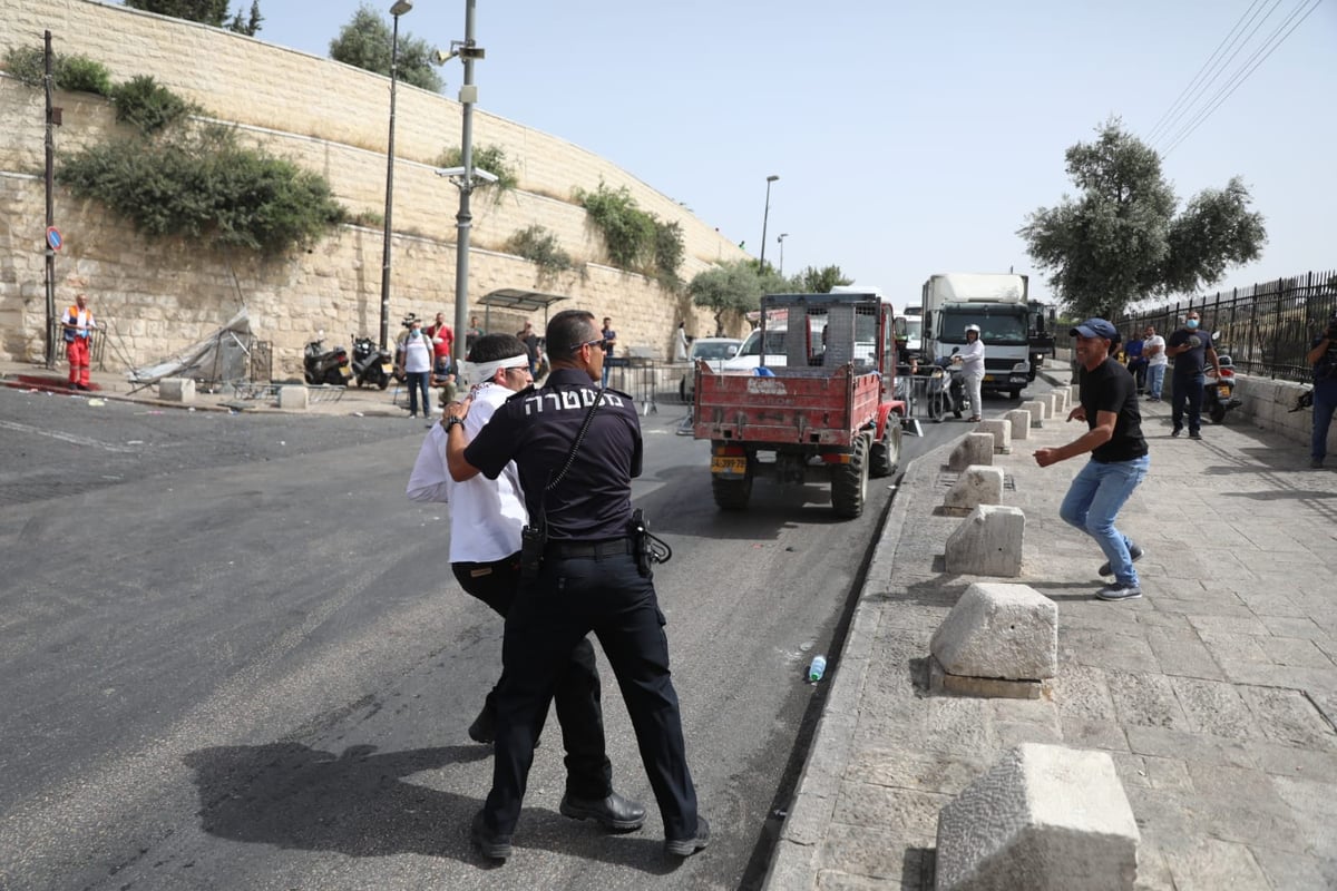 ניצול הלינץ' משחזר: "חטפנו, עד ששוטר אחד הציל אותנו"