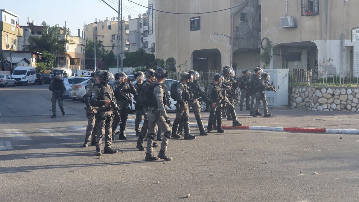 עימותים בהלוויה בלוד: שני שוטרים נפצעו, ניידת הוצתה