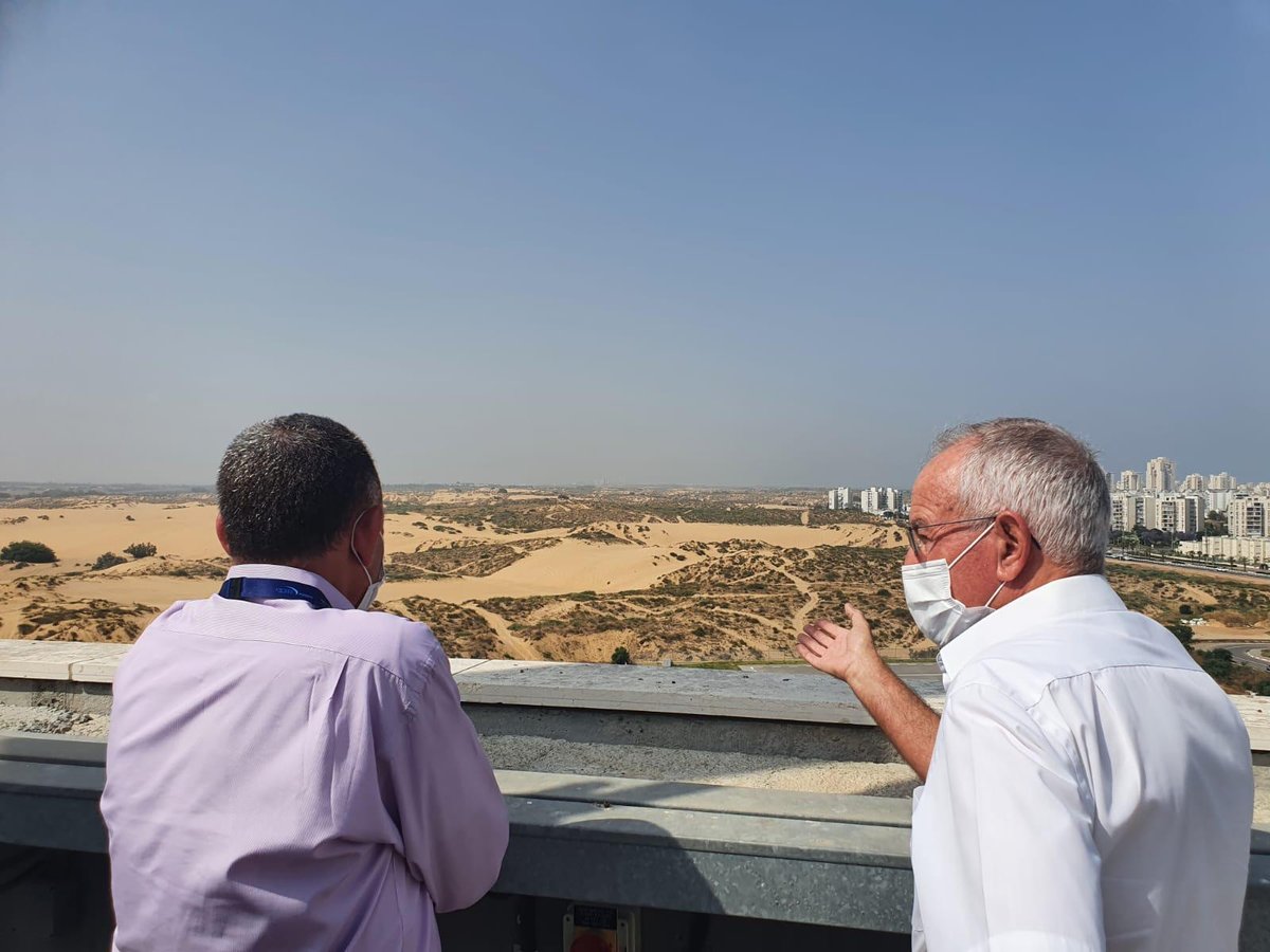 מנכ"ל מכבי רן סער ומנהל בית החולים אסותא אשדוד, ד"ר ארז בירנבוים בתצפית מגג בית החולים לעבר רצועת עזה