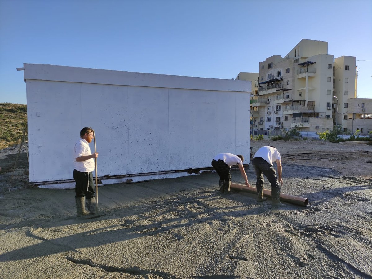 אנשי 'השומרים' בהתקנת מבנה השמירה