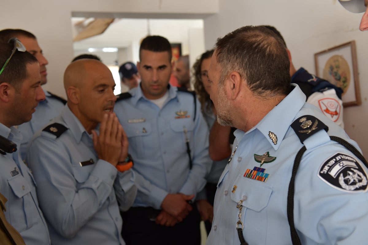 בזירת הנפילה: השוטר שחזר בפני המפכ"ל