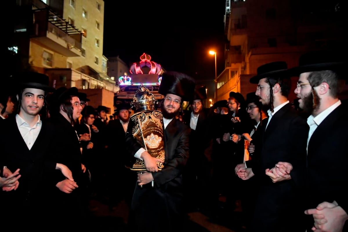 בערב החג: המונים בהכנסת ספר תורה לישיבת המתמידים