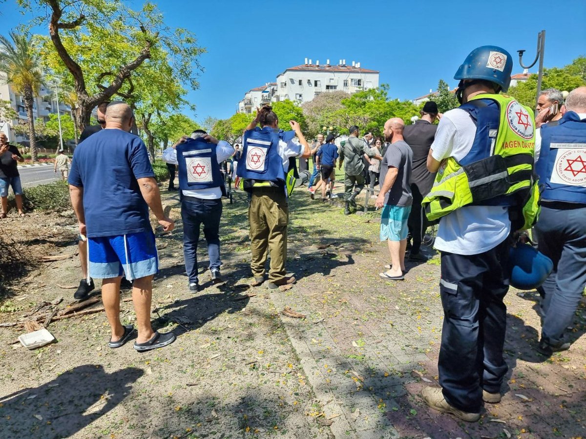 באמצע סריקת זירה בה נפלה רקטה - אזעקה; צפו בהימלטות