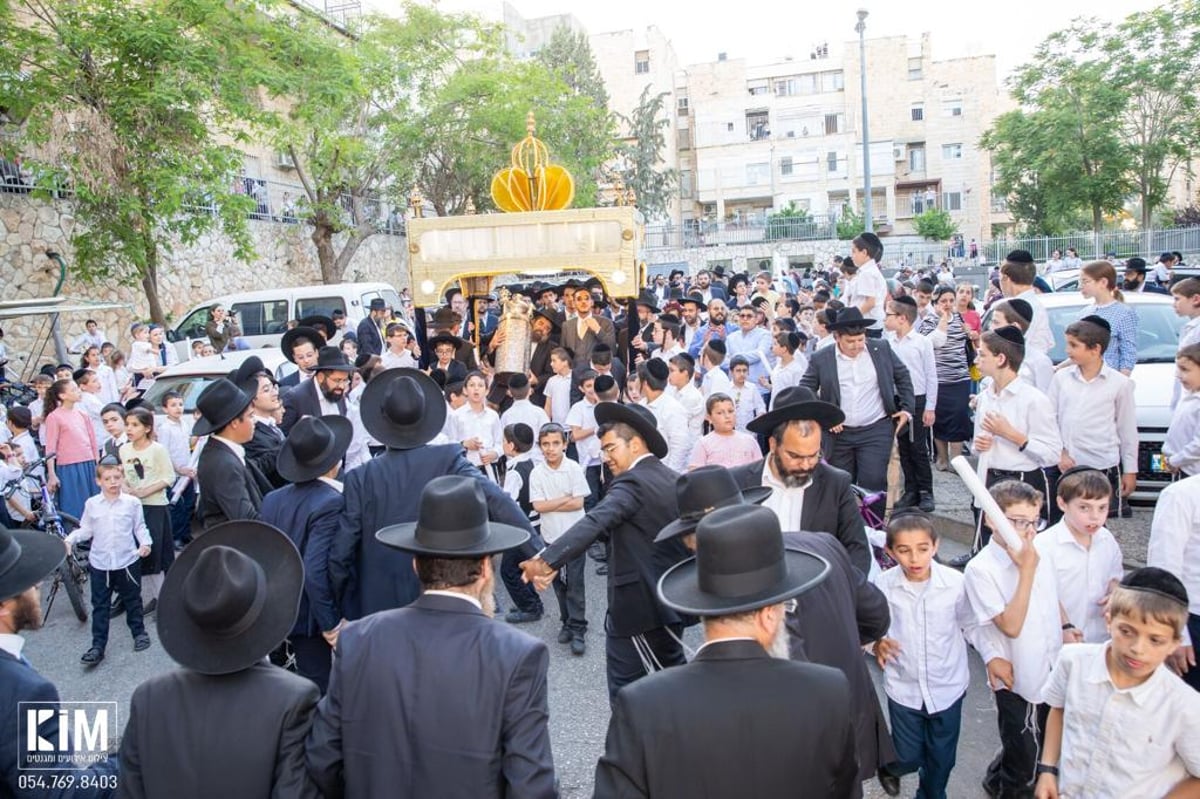 ספר תורה הוכנס לזכר הנער אביתר אזרזר ז"ל