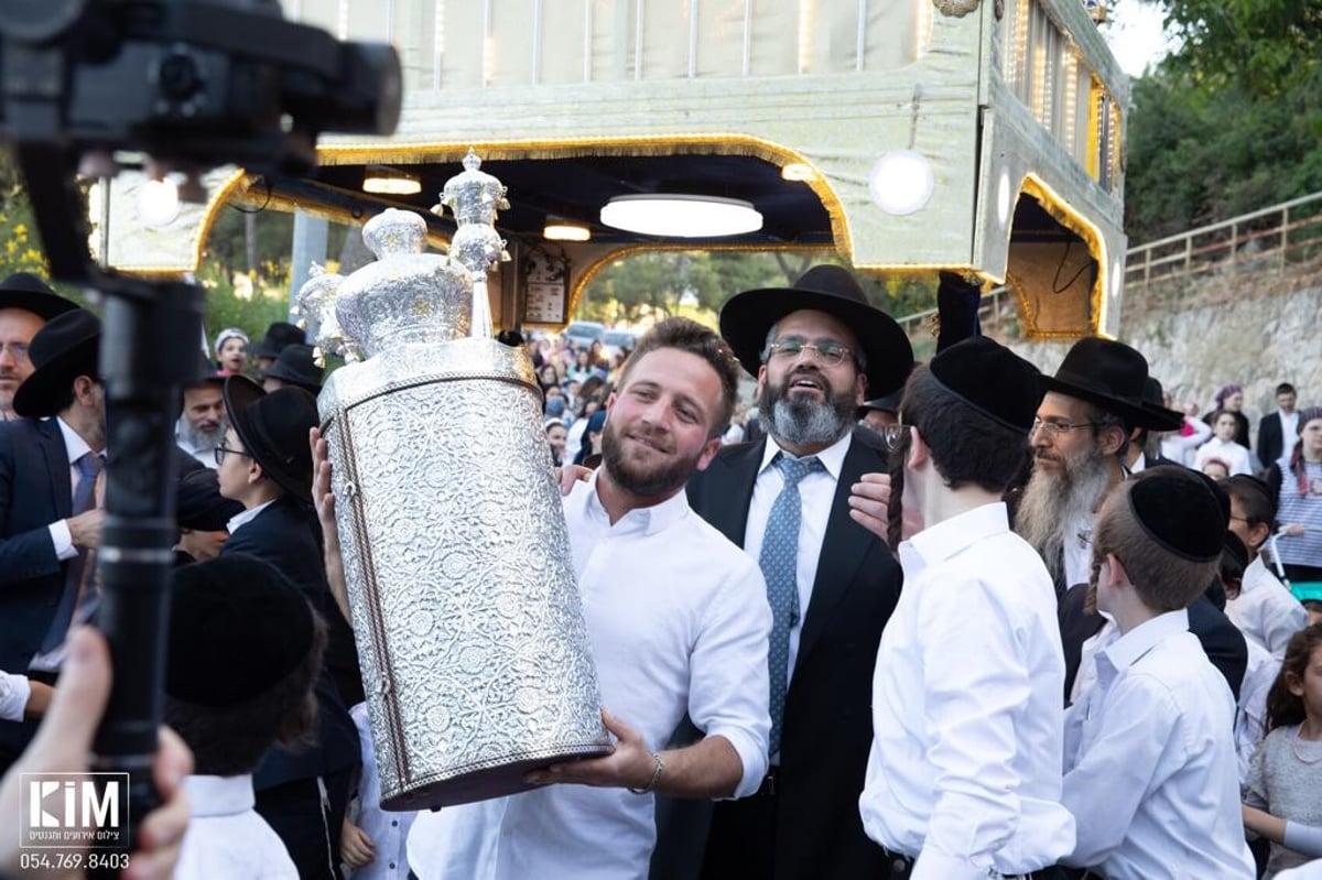 ספר תורה הוכנס לזכר הנער אביתר אזרזר ז"ל