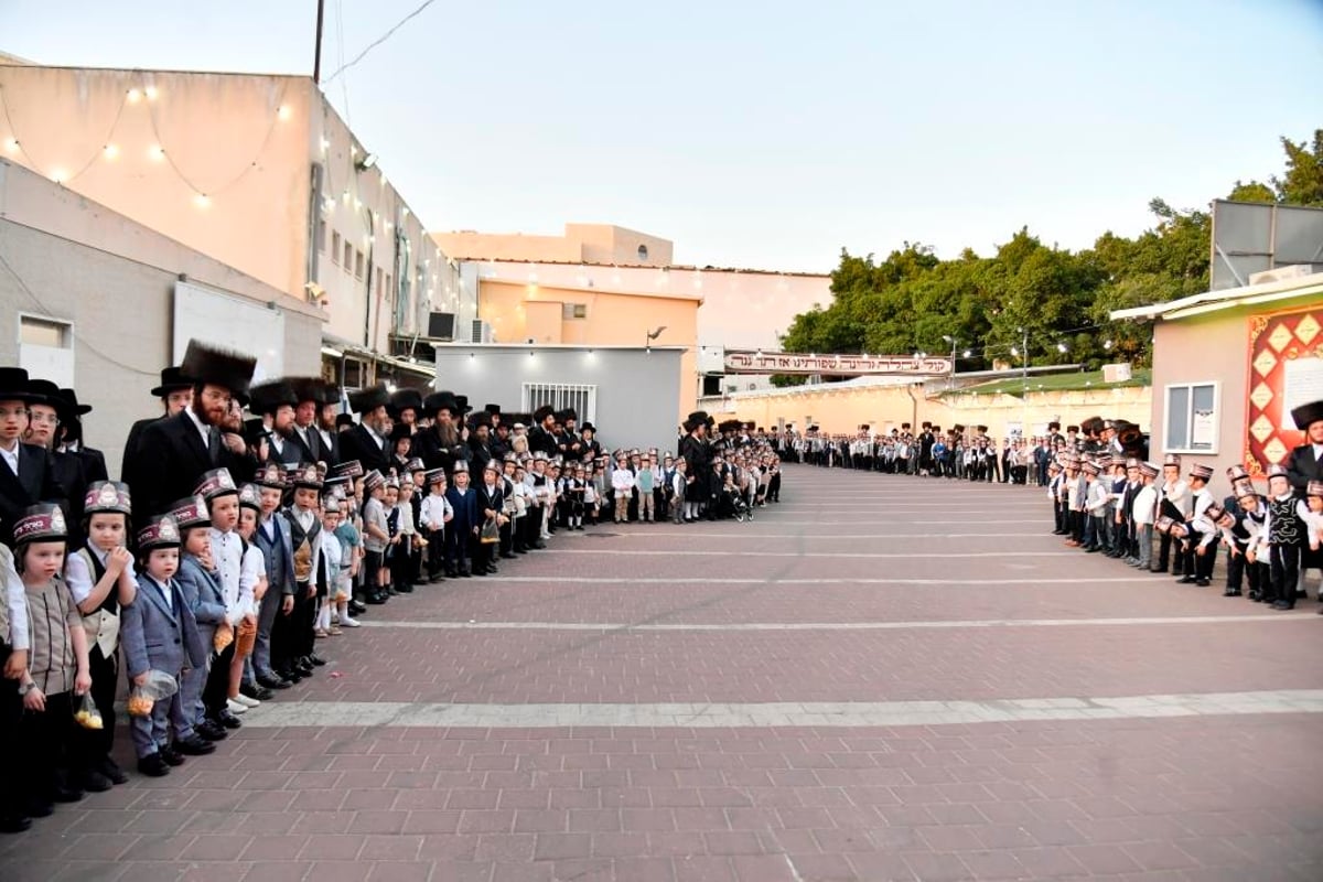 בויז'ניץ נעלו את החג בשילוב שמחת ה'פארשפיל' לנכד הרבי