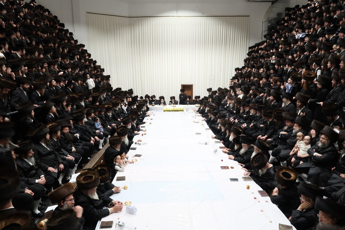 תיעוד: 'טיש' נעילת חג השבועות בסערט ויז'ניץ