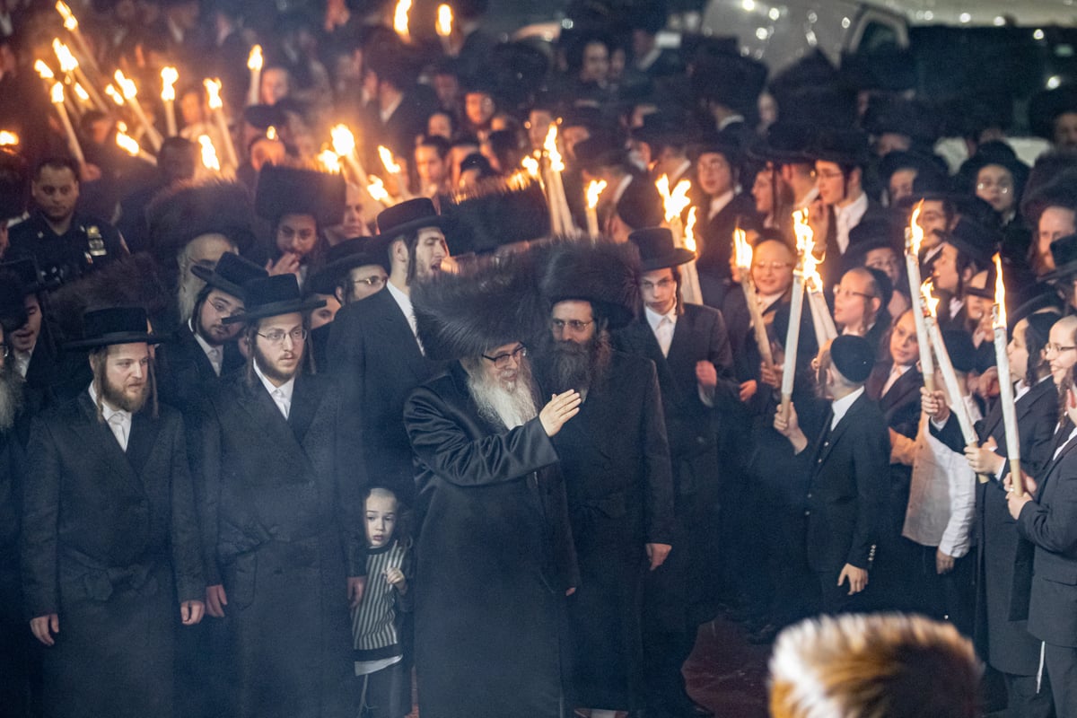 תיעוד: אלפים במעמד ה'בגלייטן' בסאטמר