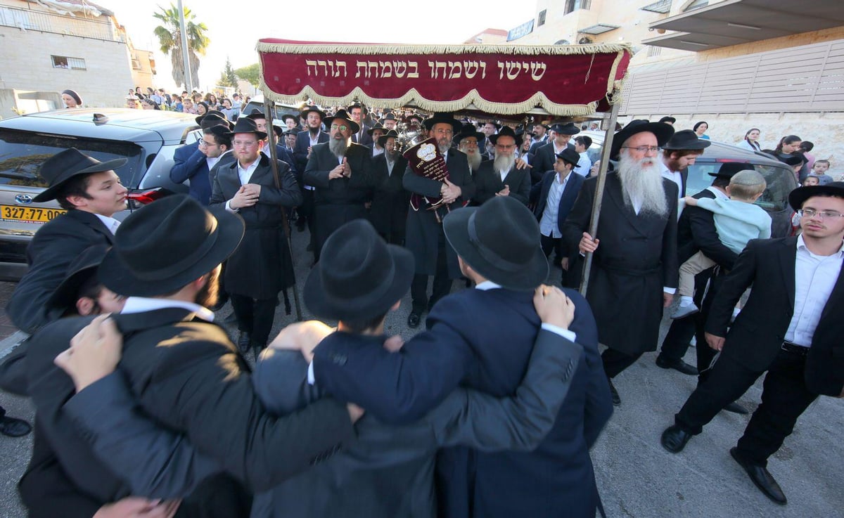 רבנים ואישי ציבור בהכנסת ס"ת של משפחת אליטוב