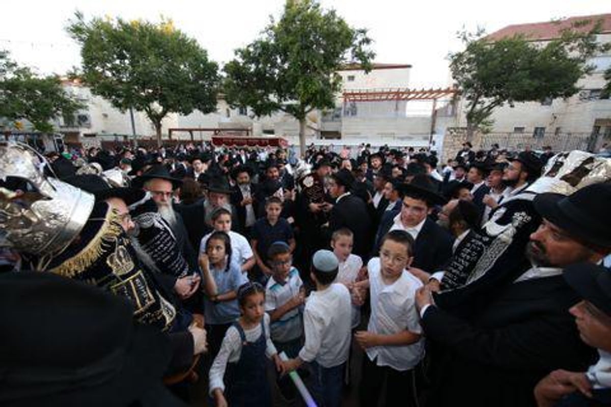 רבנים ואישי ציבור בהכנסת ס"ת של משפחת אליטוב