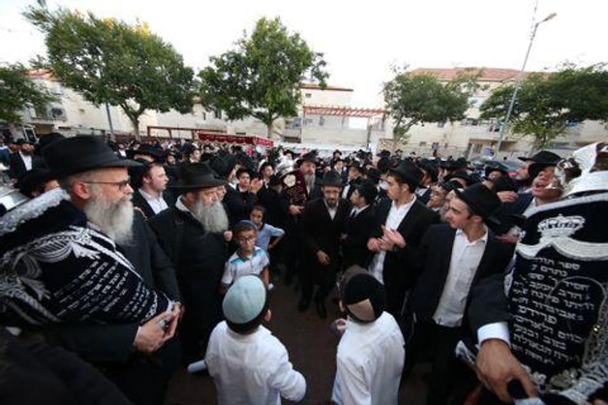 רבנים ואישי ציבור בהכנסת ס"ת של משפחת אליטוב