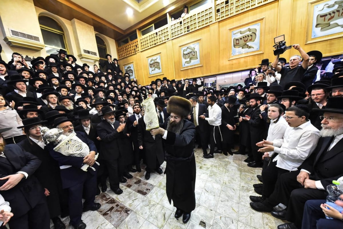 האדמו"ר רקד את 'ריקוד השמות' עם ספר התורה • צפו