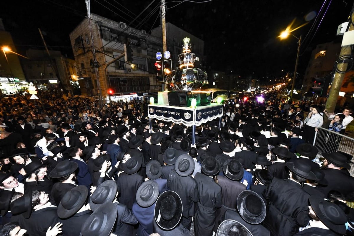 האדמו"ר רקד את 'ריקוד השמות' עם ספר התורה • צפו