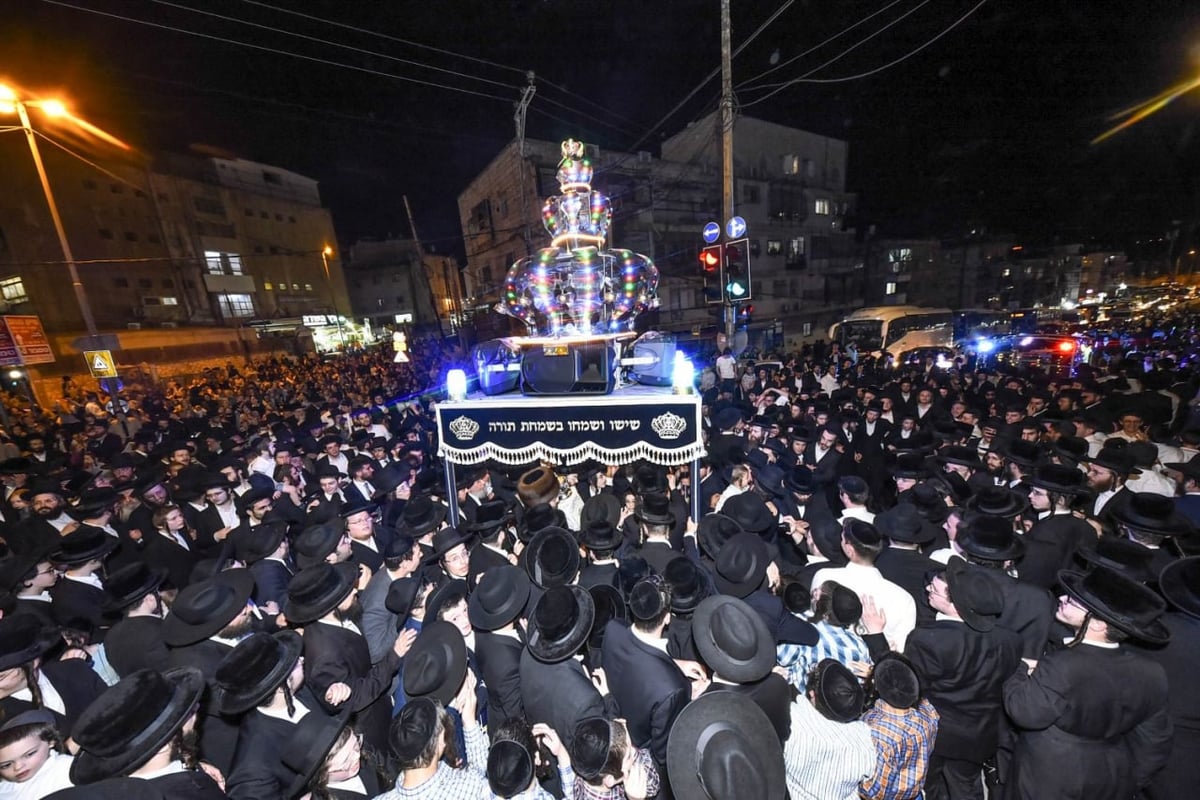 האדמו"ר רקד את 'ריקוד השמות' עם ספר התורה • צפו